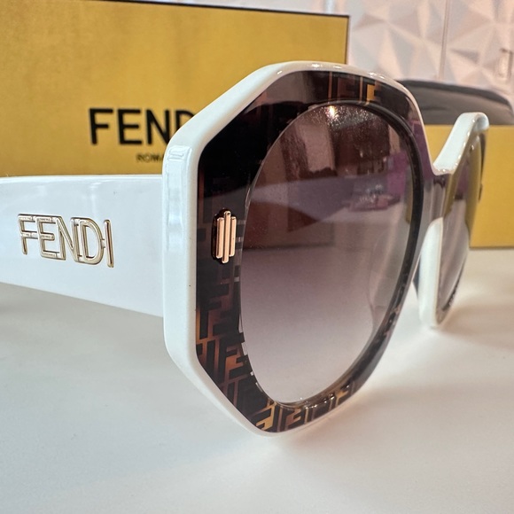 ❌SOLD❌ Auth Fendi white frame Fendi logo sunglasses - Picture 7 of 8